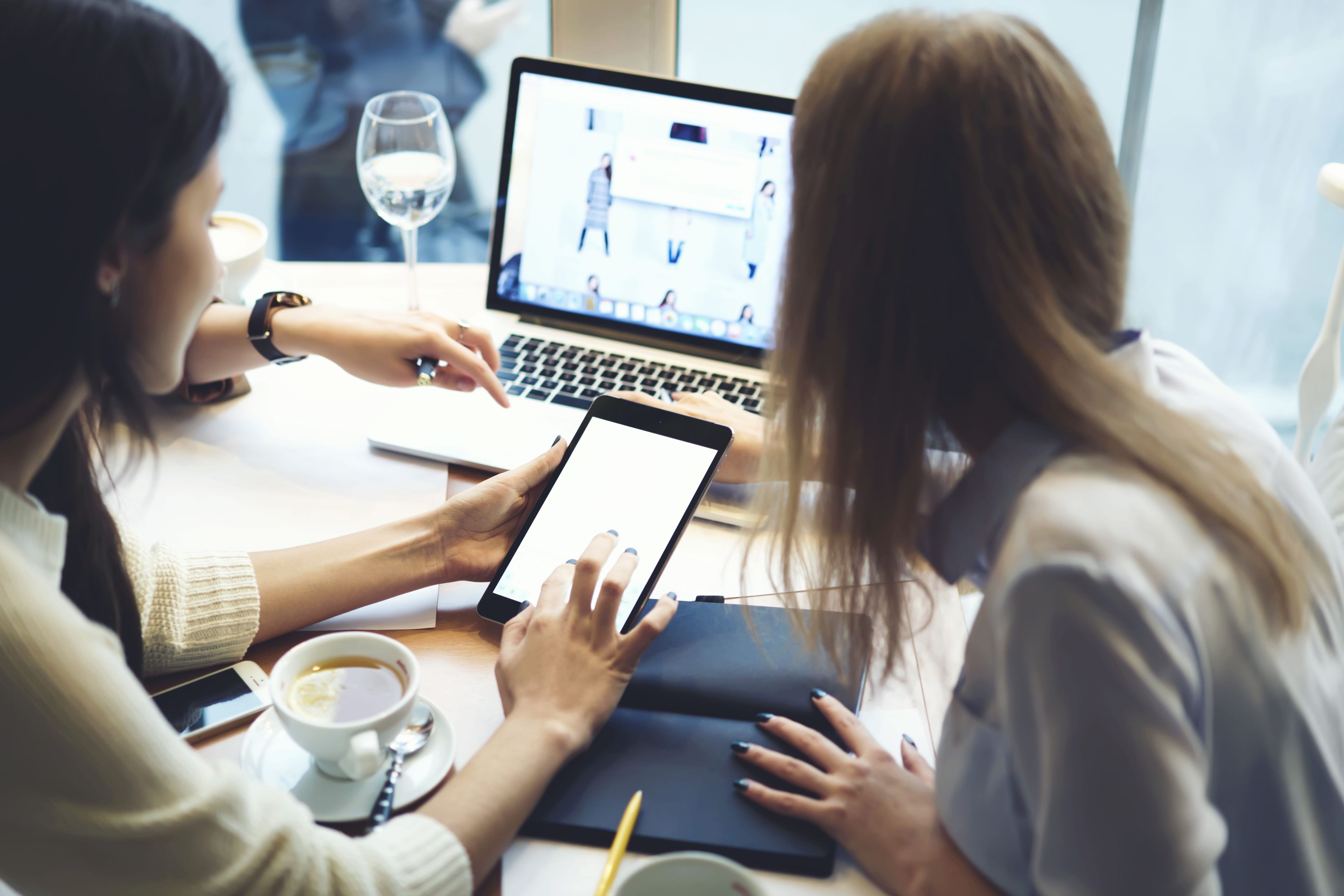 2 women looking at a tablet