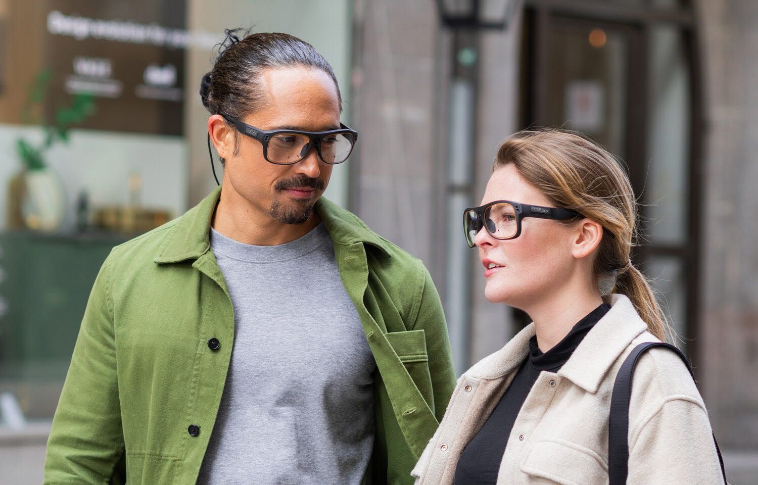 A couple in the street using Tobii Pro Glasses 3