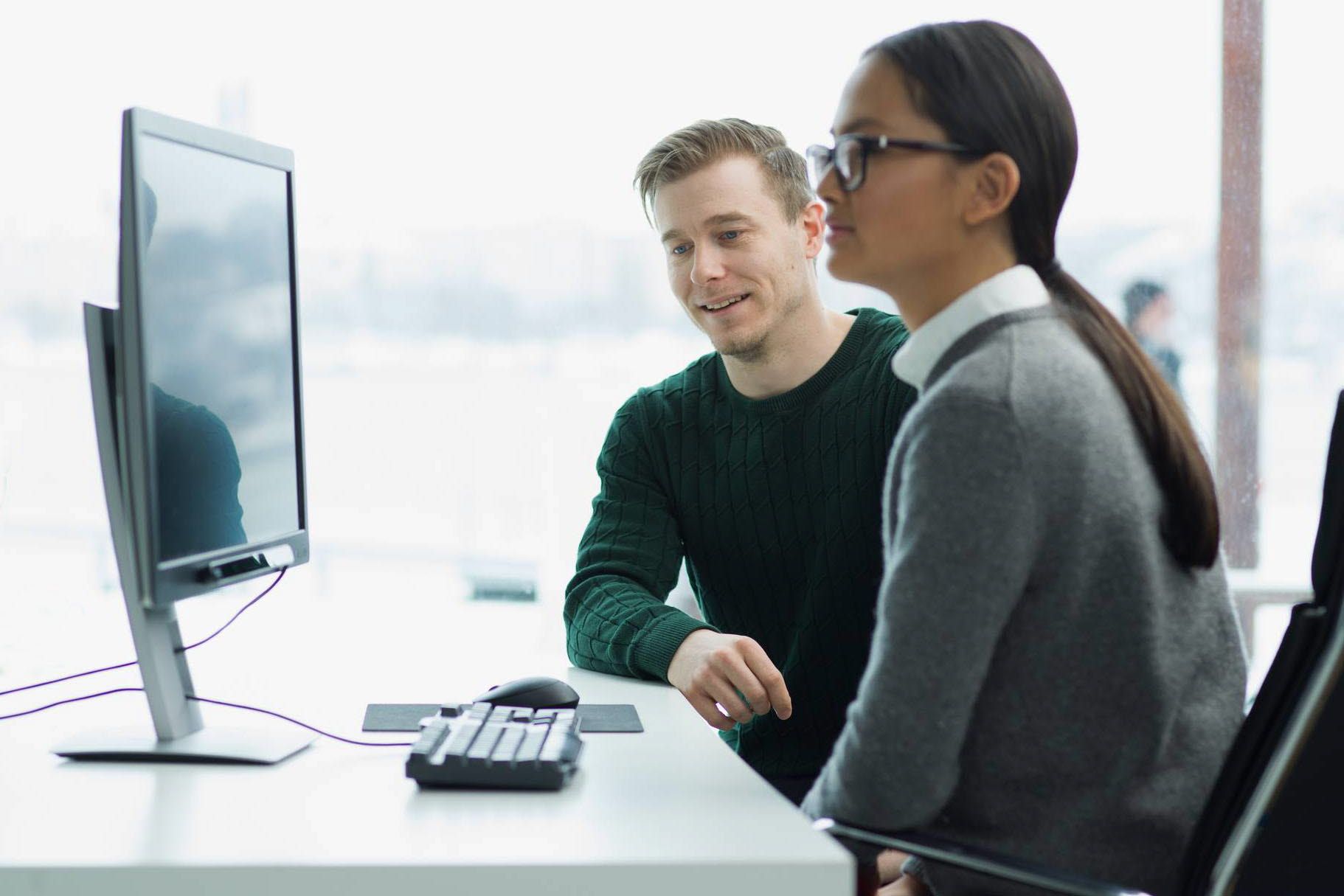 Woman in front of a computer with Tobii Eye Tracker 5