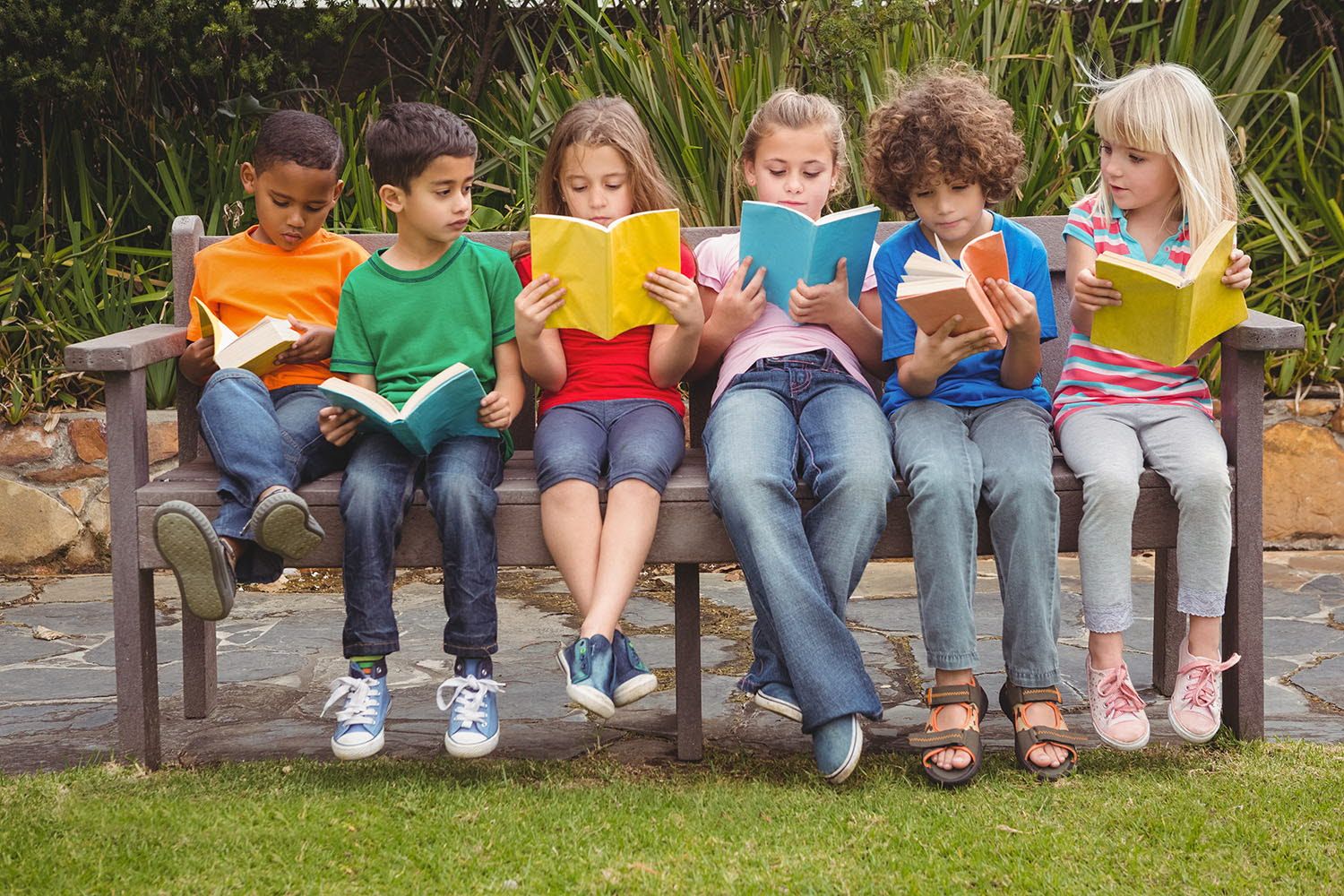 Children reading books in German