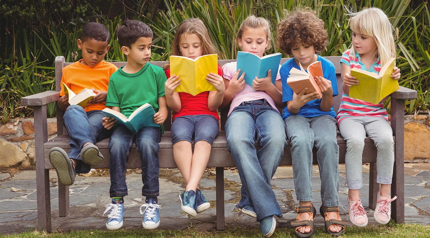 Children reading books in German