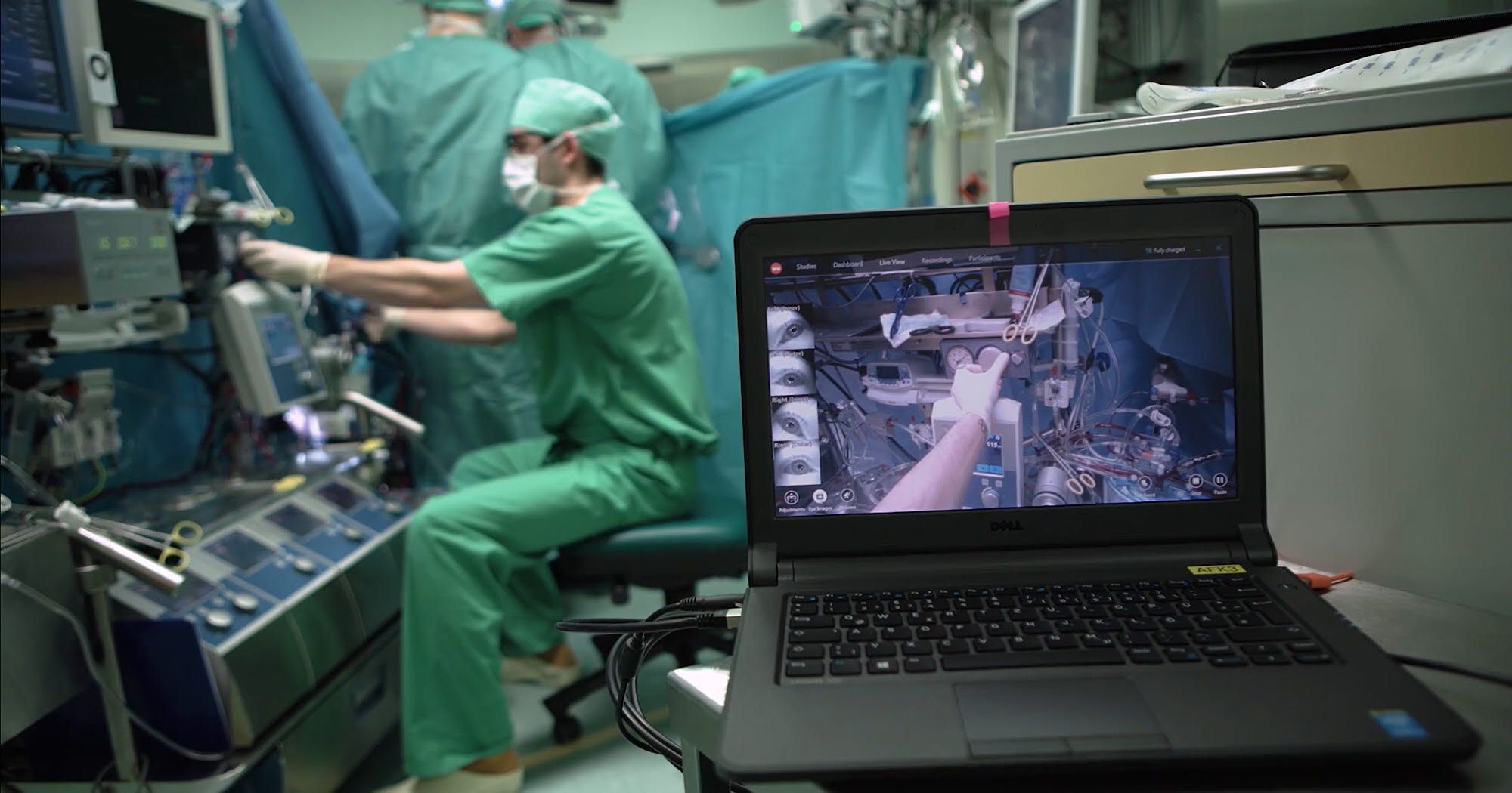 Surgery training using eye tracking